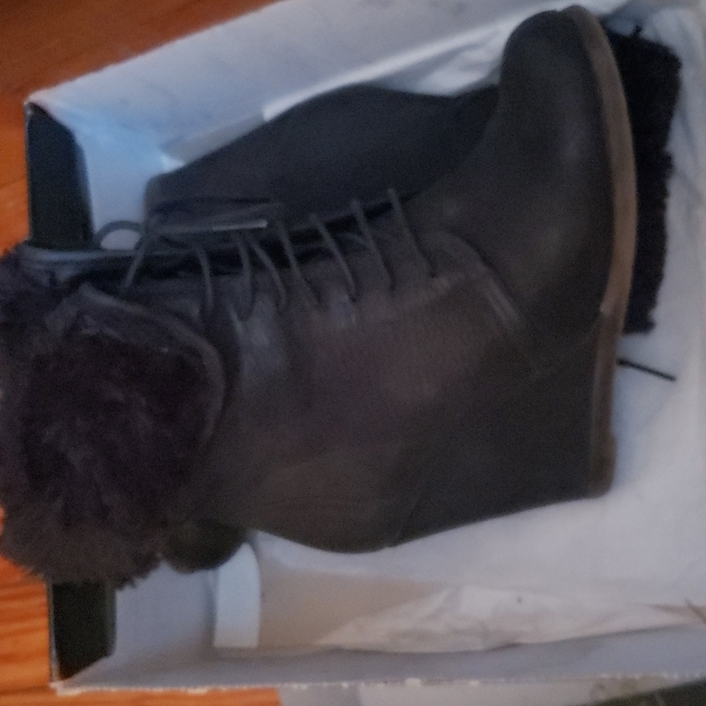 100% leather fur boots. Wedge